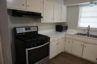 813 Van Horn St in Iowa Park, TX - Foto de edificio - Building Photo