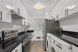 305 Vista on the Lake in Carmel, NY - Foto de edificio - Building Photo