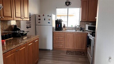 2760 W 61st Pl in Hialeah, FL - Building Photo - Building Photo