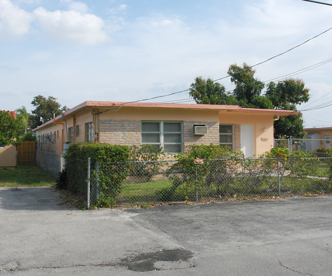 1837-1845 Dixianna St in Hollywood, FL - Building Photo - Building Photo