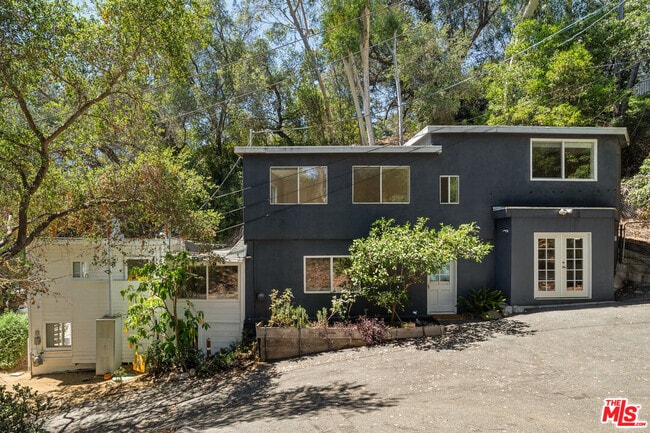 8301 Lookout Mountain Ave in West Hollywood, CA - Building Photo - Building Photo