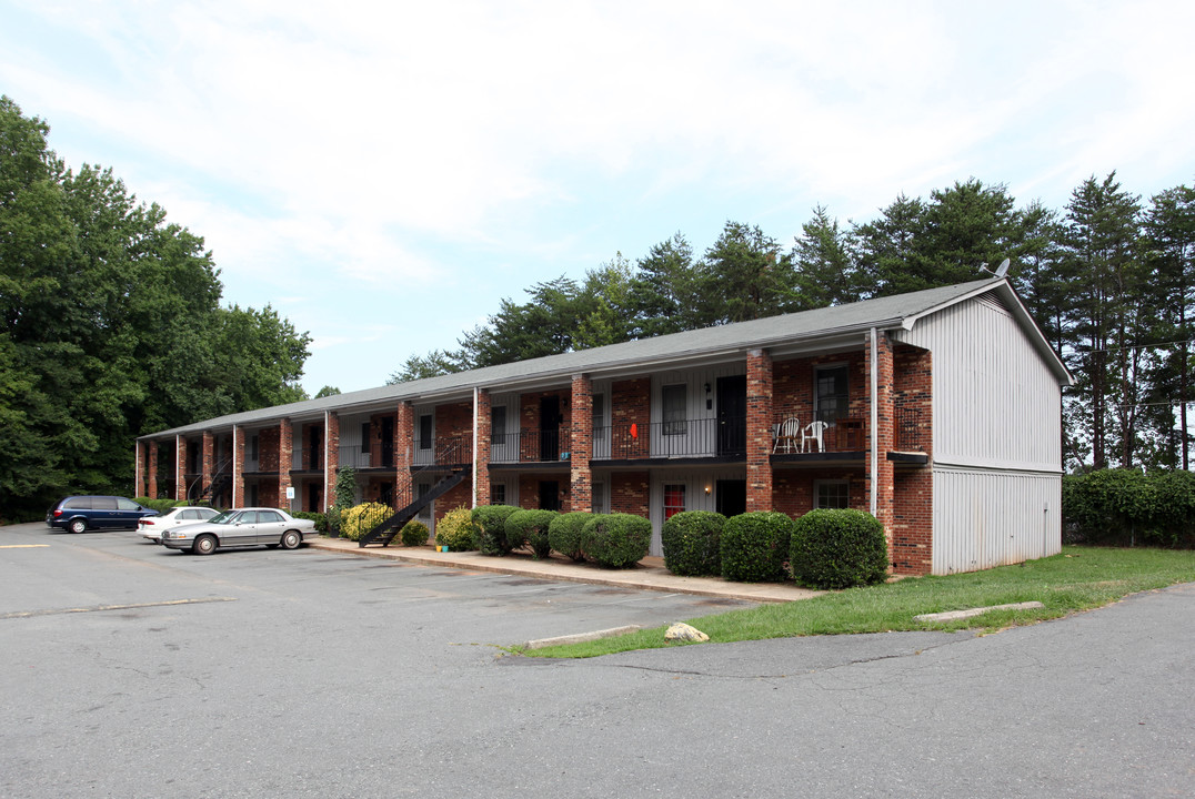 Delmonte Court Apartments in Winston-Salem, NC - Foto de edificio