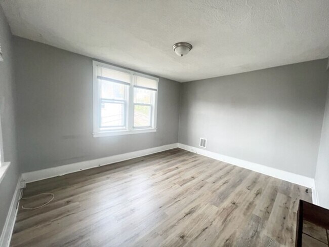 837 Benwood Ave-Unit -Unit #3 in Mckees Rocks, PA - Foto de edificio - Building Photo