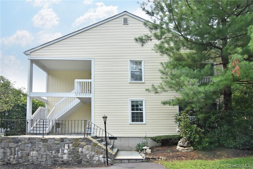 352 Carroll Close in Tarrytown, NY - Building Photo