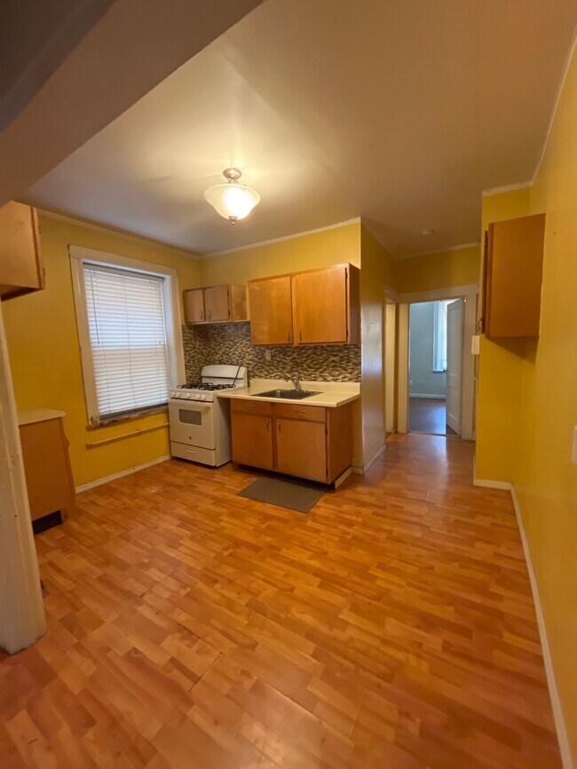 125 Manhattan Ave, Unit 1 in Jersey City, NJ - Building Photo - Building Photo
