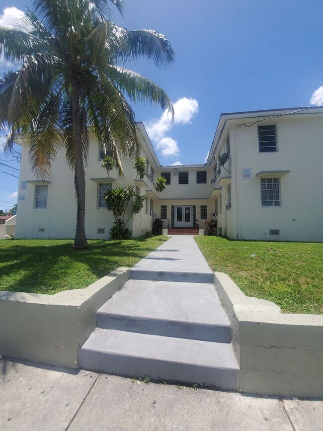 680 SW 7th Ave in Miami, FL - Building Photo - Building Photo