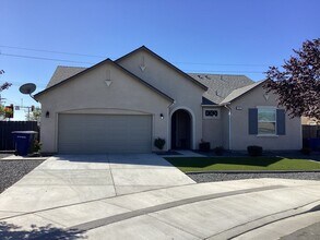 1397 Hoover Way in Hanford, CA - Building Photo - Building Photo