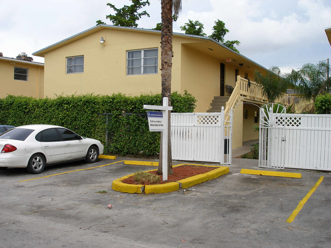 1548 SW 5th Pl in Fort Lauderdale, FL - Foto de edificio - Building Photo