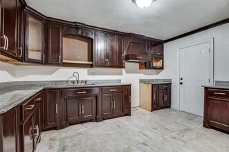 568 W Hammond St in Lancaster, TX - Building Photo - Building Photo