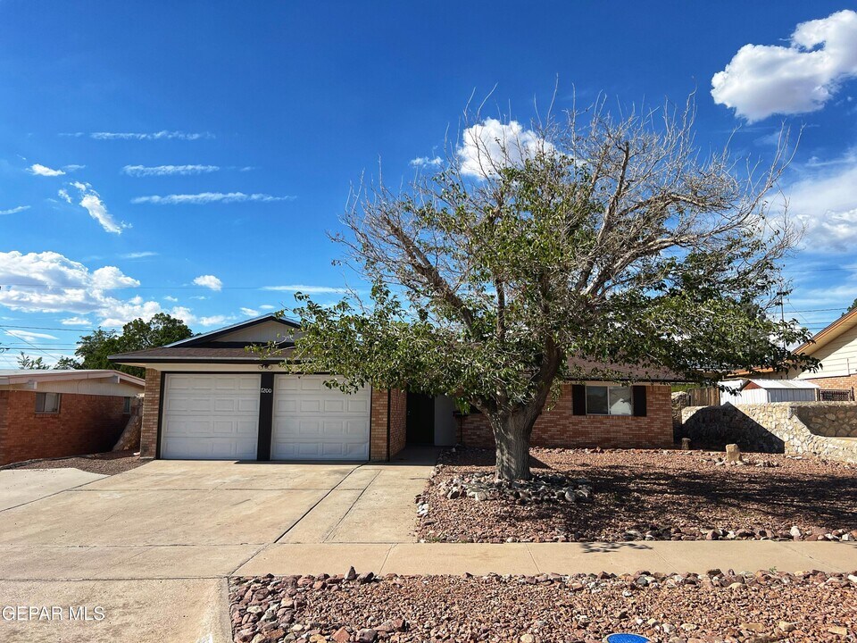 7200 Alto Rey Ave in El Paso, TX - Building Photo