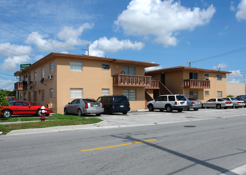 400 W 1st Ave in Hialeah, FL - Foto de edificio