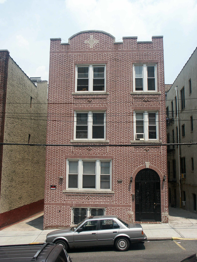 685 E 234th St in Bronx, NY - Foto de edificio - Building Photo