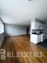 117 W 3rd Ave in Roselle, NJ - Foto de edificio - Building Photo