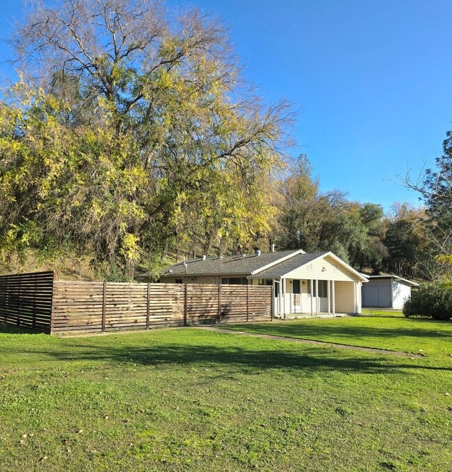 10463 Ryan Hill Rd in Redding, CA - Building Photo - Building Photo