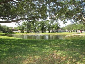 10049 Lake Oak Cir in Tampa, FL - Building Photo - Building Photo
