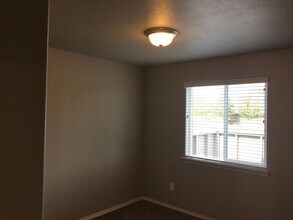 1547 SW 36th Loop in Redmond, OR - Foto de edificio - Building Photo