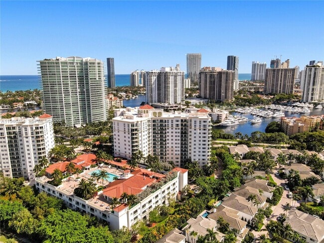 20000 E Country Club Dr in Aventura, FL - Building Photo - Building Photo