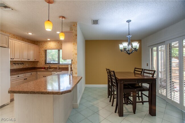 1426 Park Shore Cir in Ft. Myers, FL - Building Photo - Building Photo