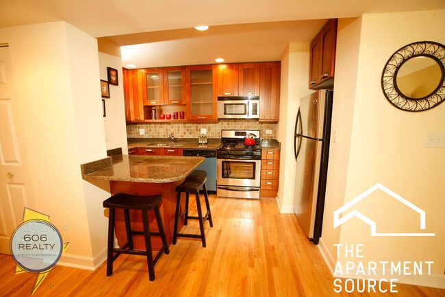 6930 N Greenview Ave in Chicago, IL - Building Photo - Building Photo