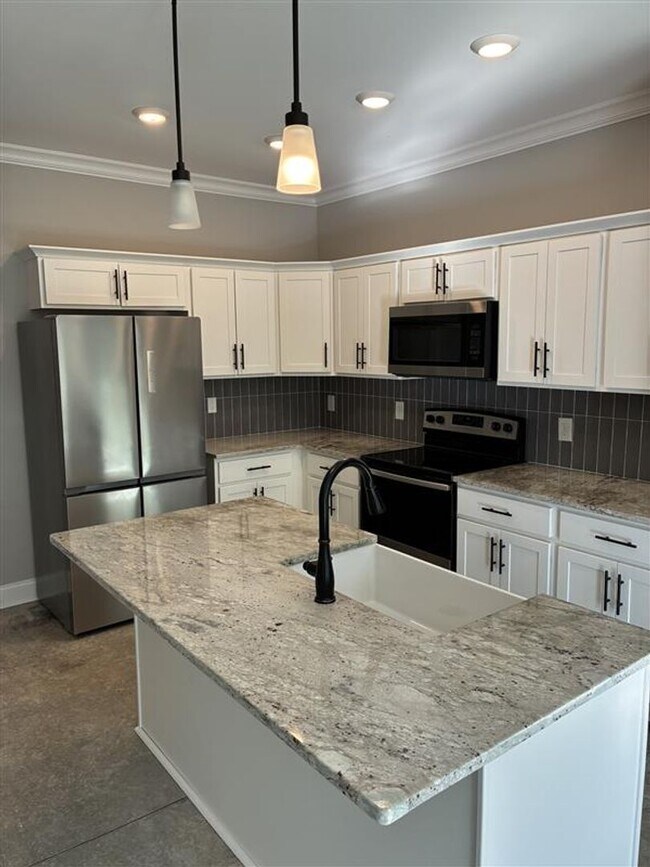 157 W Rossview Rd in Clarksville, TN - Building Photo - Building Photo