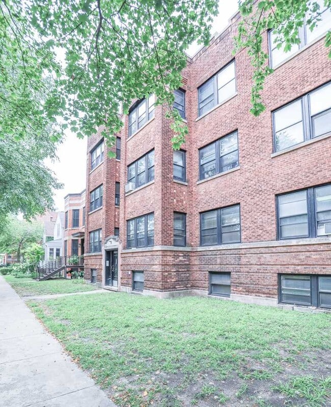property at 1539 W Cornelia Ave