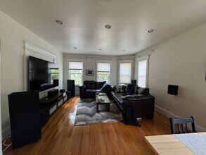 266 Lake Ave in Newton, MA - Building Photo - Building Photo