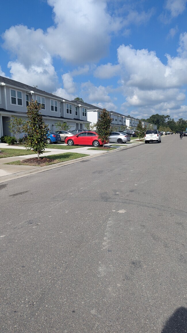 559 Holly Lakes Dr in Orange Park, FL - Foto de edificio - Building Photo