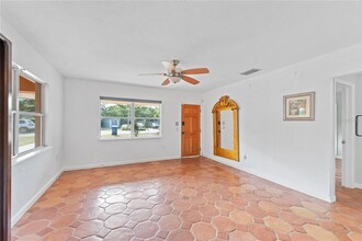 1841 Buccaneer Dr in Sarasota, FL - Building Photo - Building Photo