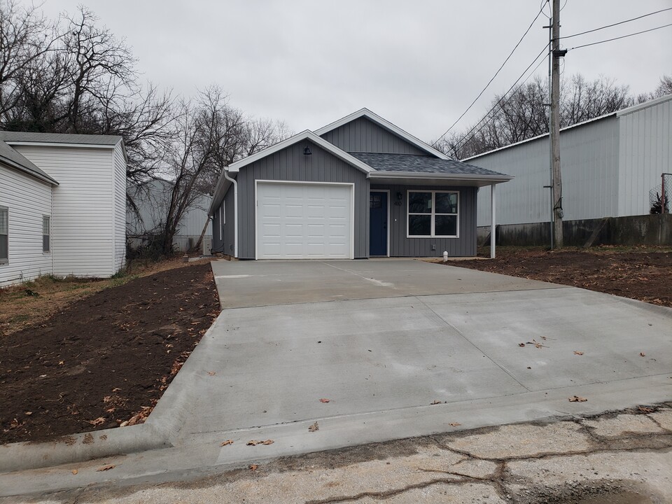 410 S Clark Ave in Bolivar, MO - Building Photo