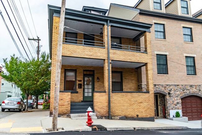 4121 Davison St, Unit 2nd Floor apartment in Pittsburgh, PA - Foto de edificio - Building Photo
