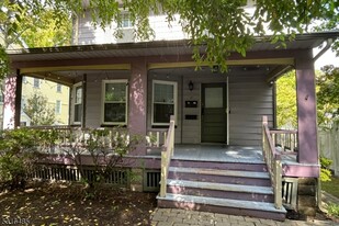 5 Laurel Pl