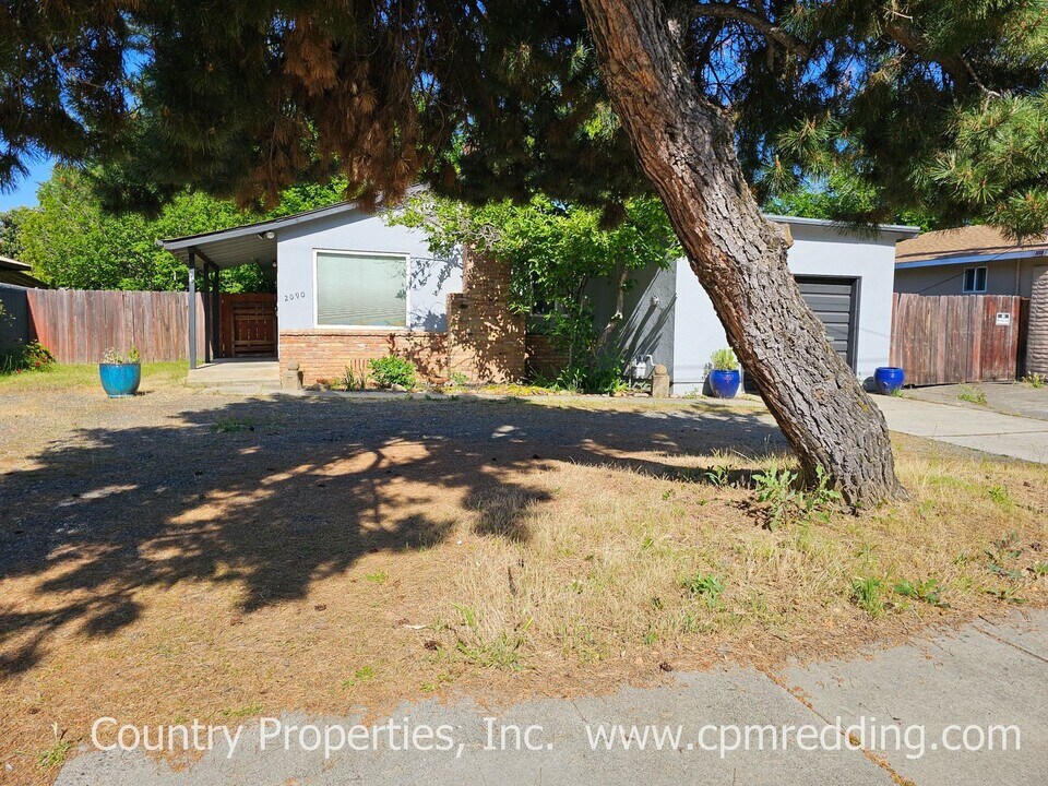 2090 Athens Ave in Redding, CA - Building Photo