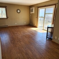 524 Marshal Ct, Unit B in West Bend, WI - Building Photo