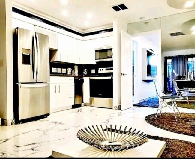 467 S Calle El Segundo, Unit E in Palm Springs, CA - Building Photo - Building Photo