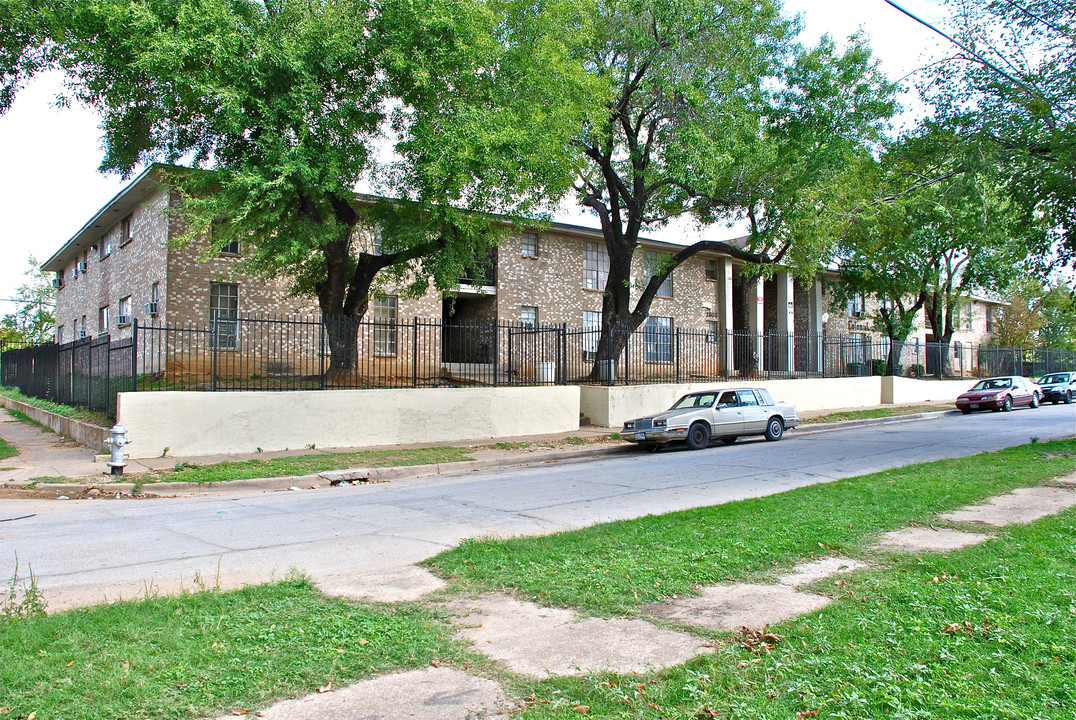 Colonial Mansion in Dallas, TX - Building Photo