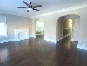 8028 S Phillips Ave, Unit 2F in Chicago, IL - Foto de edificio - Building Photo