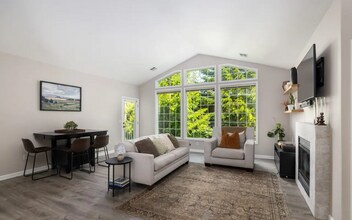 3301 Park Ln, Unit B in Mount Vernon, WA - Foto de edificio - Building Photo