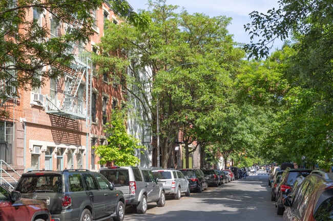 165 E 104th St in New York, NY - Foto de edificio - Building Photo