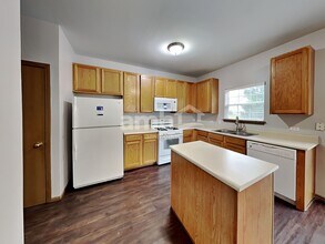 14 Rolling Hills Ct in Lake In The Hills, IL - Foto de edificio - Building Photo