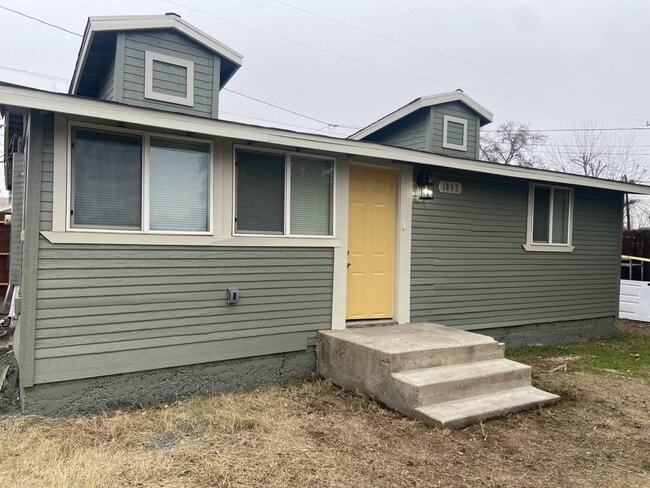 property at 1002 W Myrtle Ave