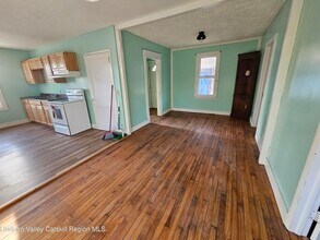 8 Freehold Mills Dr in Freehold, NY - Building Photo - Building Photo