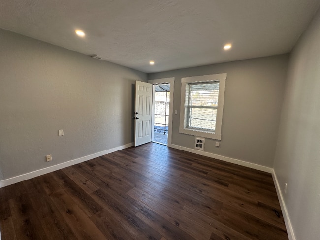 2001 Biehn St, Unit 6 in Klamath Falls, OR - Foto de edificio - Building Photo