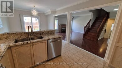 118 Flagstone Way in Newmarket, ON - Building Photo - Building Photo
