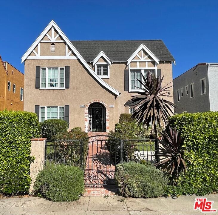 1348 S Rimpau Blvd in Los Angeles, CA - Building Photo