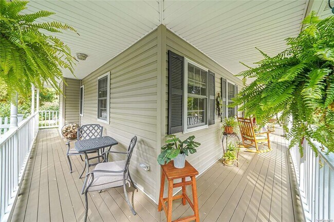 64 Beachfern Rd in Center Moriches, NY - Building Photo - Building Photo