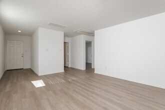 14322 Calaveras Creek in San Antonio, TX - Foto de edificio - Building Photo