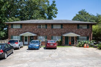 6557 Raymond Dr in Union City, GA - Building Photo - Building Photo