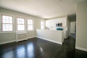 840 Seaman Ave E, Unit 2E in North Baldwin, NY - Building Photo - Building Photo