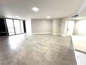 6767 Collins Ave in Miami, FL - Foto de edificio - Building Photo