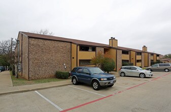 Hillside Village in Euless, TX - Foto de edificio - Building Photo